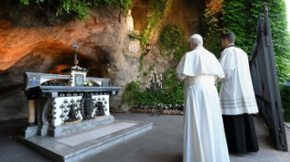 Il Rosario nei Giardini Vaticani conclude il mese mariano: collegati oltre 200 santuari nel mondo